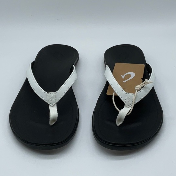 OluKai Ho’pio woman’s beach sandal white/onyx - Picture 2 of 5